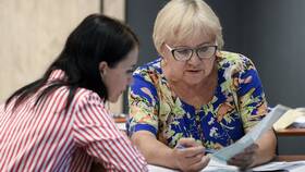 Что делать работодателю, если нечем платить зарплату в Четыре глаза